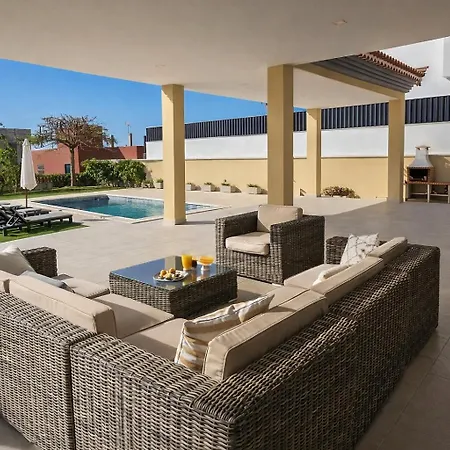 Вилла 5 Bedrooms Адехе