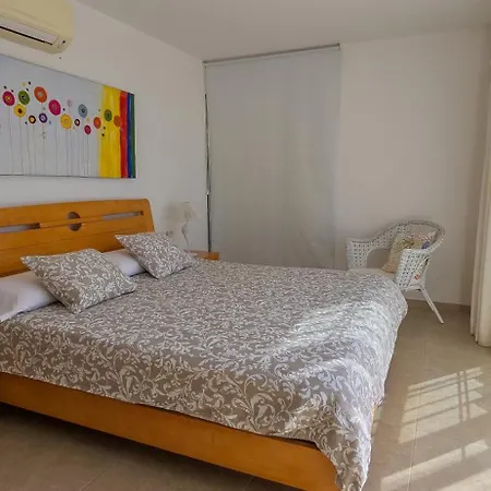 5 Bedrooms Villa *
