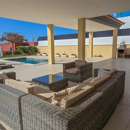 וילה 5 Bedrooms *